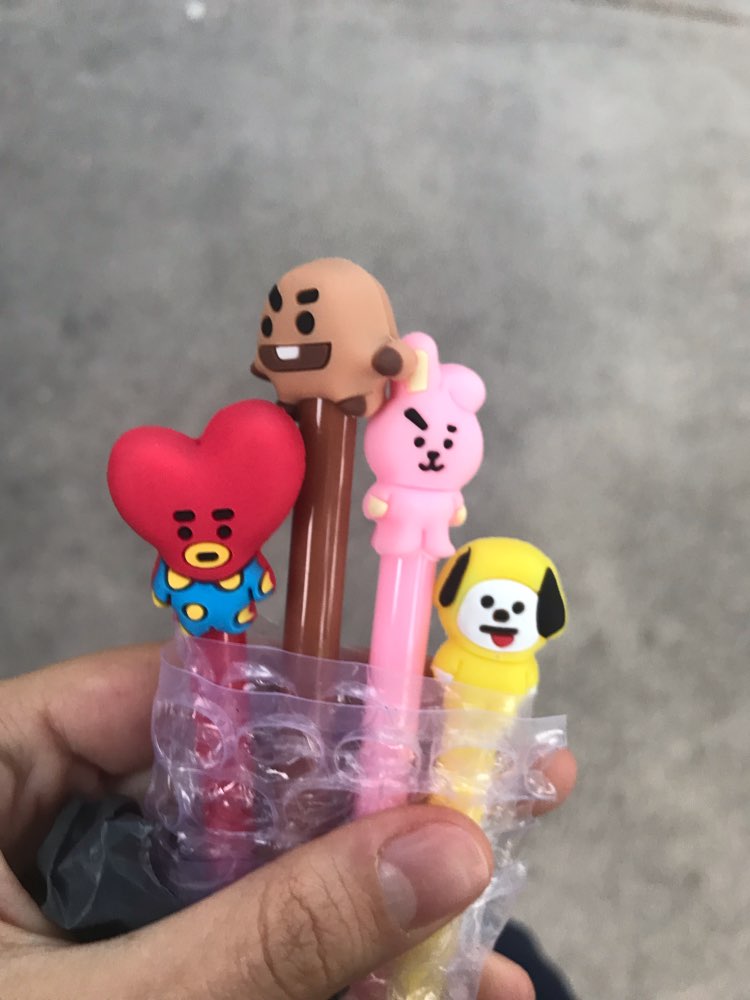 whypjk's tweet photo. [Sorteio voltas aulas♥]

Prémios:
Quatro canetas do Bt21(na primeira foto)+ brinde surpresa 

Regras:
Me seguir 
Dar rt aqui
Comentar a foto do seu bias

Sorteio: 07/02/18 sem horário previsto 
Pode comentar quantas vezes quiser
Somente um ganhador
Boa sorte💜💜 https://t.co/I9DYsFVovY