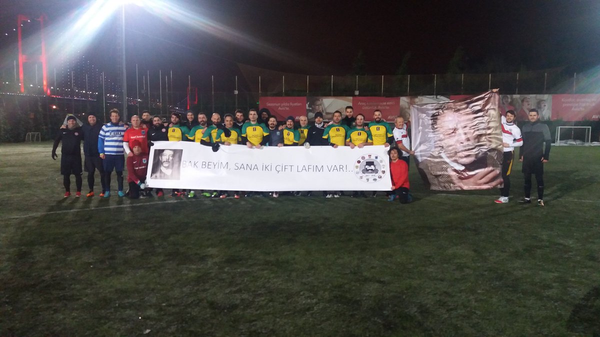 Vefatının 1. yıl dönümünde usta isim #MünirÖzkul anısına <a href="/YasarUstalarFC/">Yaşar Ustalar FC</a> ile Efendilig Karması özel maçta karşı karşıya geliyor.