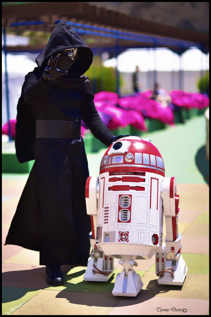 R4P17droid's tweet image. Brief meeting: Lord Sith with Droid of the Jedi Order #KyloRen #R4P17 #Sith #StarWars #GICC 📸: Tyron Davis