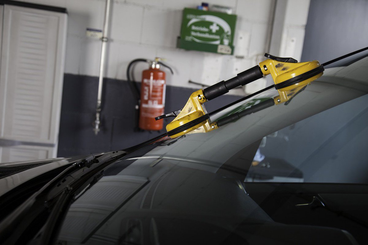 SWAGLLC1's tweet photo. At Southwestern Auto Glass we make it a priority to keep your windshields in good shape! #WindshieldRepair #AutoGlass https://t.co/J9VHpJjaYC