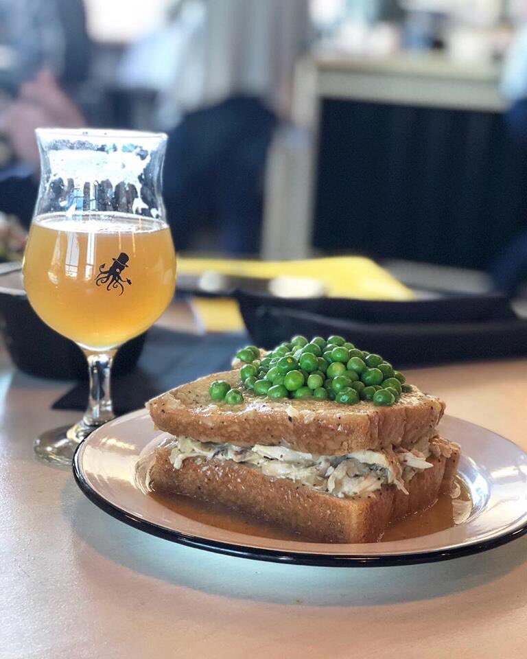 bre_sich's tweet photo. New to the #Mealshare line up of restaurants, please welcome the delicious @DandyAlesYYC 🙌🏻 Can’t go wrong eating a hot chicken sandwich for a good cause 😉 #Buy1Give1 @MealshareYYC https://t.co/egBpkhoRyH