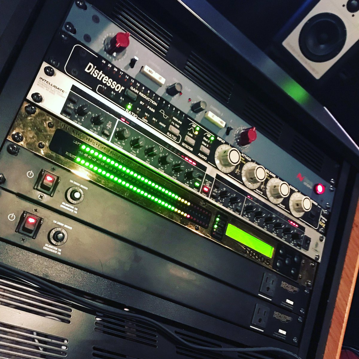 STUDIOBLUEROOM's tweet photo. Here’s our vocal chain to get them vocals clean👌🏾 
@sony 800g > @rupert_neve 1073 > @empiricallabs Distressor > @Avid ProTools Daw. https://t.co/65F41kptse