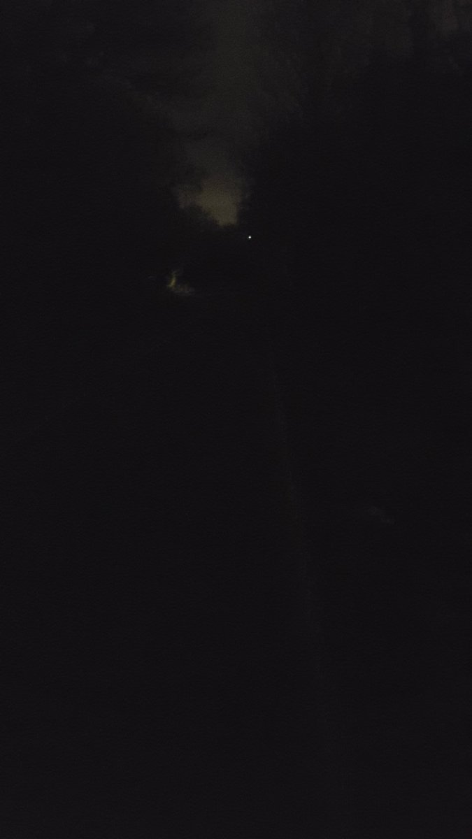 DeRodeBaron1967's tweet photo. Walking from Stag &amp; Hounds to @Binfieldfc.

@I_am_PJS are you trying to get me killed?

#nolights #nofootpath https://t.co/T3m3srVdZA