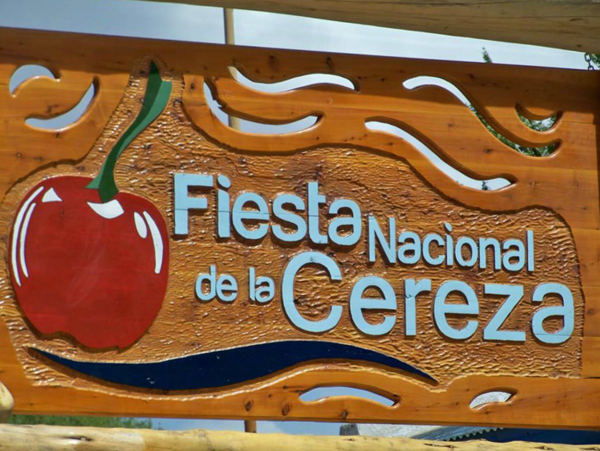 FABIANBANCHERO's tweet photo. Ya rumbo a #SantaCruz #FNC30 Fiesta Nacional de la Cereza 🇦🇷 🍒 #LosAntiguos @losantiguostur 🎤🎼☀️✈️ Con @AngyDobai #DarioMillan @CamiBanche @Trompi__  Escuchanos hasta las 17hs. X La histórica @ElMundoAM1070 @BorgDamian @PABLOGSCHAAB @marianopuglies3 https://t.co/pNbg6oNq3f
