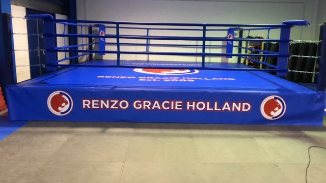 NihonSport's tweet photo. Van opmaak naar praktijk. Onlangs nieuw canvas, zijdoeken, ringtouwhoezen en hoekkussens geleverd voor Renzo Gracie Holland. Allemaal full colour bedrukt. Alles voor #boksen, #kickboksen en #MMA. #NihonSport #Starpro #PersonalPassionPerfection #boksring #octagon https://t.co/elCFoNQYQv