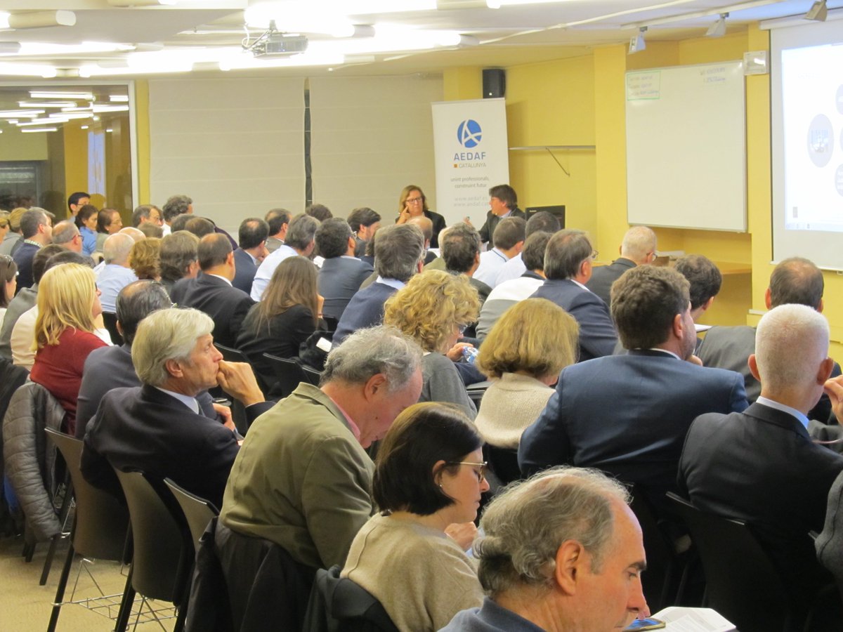 AEDAFCAT's tweet photo. Aquesta tarda Ángel M. Ceniceros cap del gabinet d'estudis de l'@AEDAFCAT , ens ha parlat del #Model720 a #Barcelona i en streaming a @AdvocaciaLleida @icagirona @ICATTarragona #AEDAFCAT https://t.co/sLJr5XrRRr