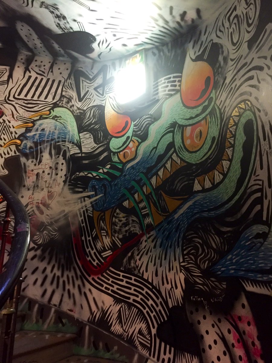 iroonachan's tweet photo. Si vous appréciez l’art, je vous conseille de vous rendre dans cet immeuble libre d’entrée au 59 Rivoli à Paris, récupéré par des artistes qui exposent leurs œuvres dans leurs appartements https://t.co/k5JsIwJHDq