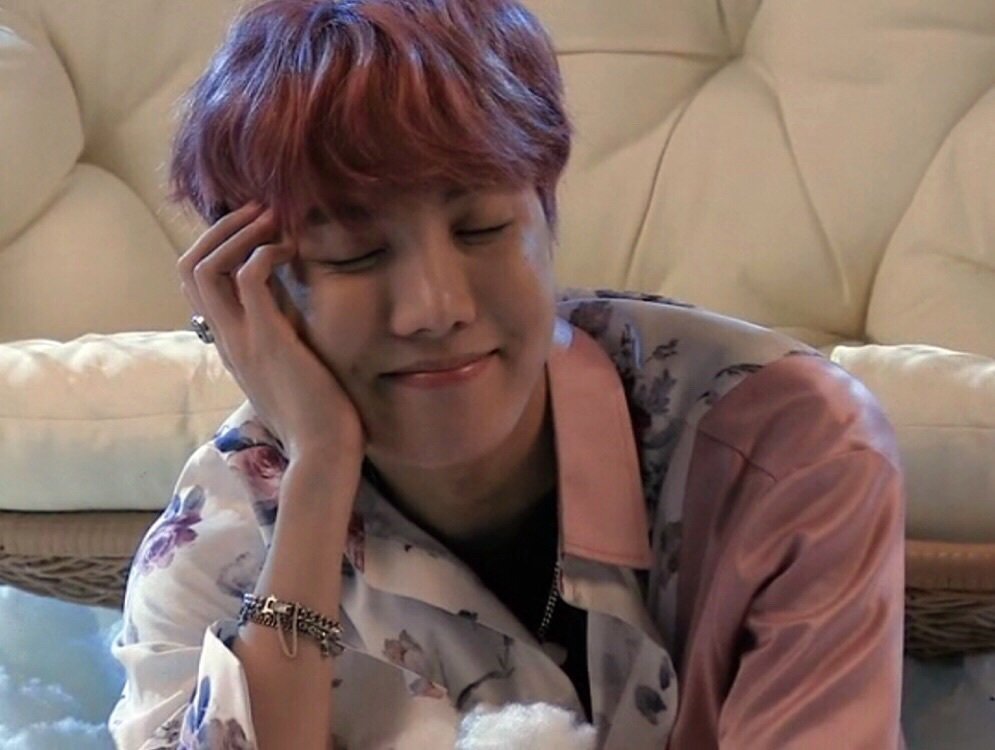 anwcatxrina's tweet photo. ainda n sei pq insisto em participar mas ta aí
#ARMYSelcaDay https://t.co/QtMqlTYNKp