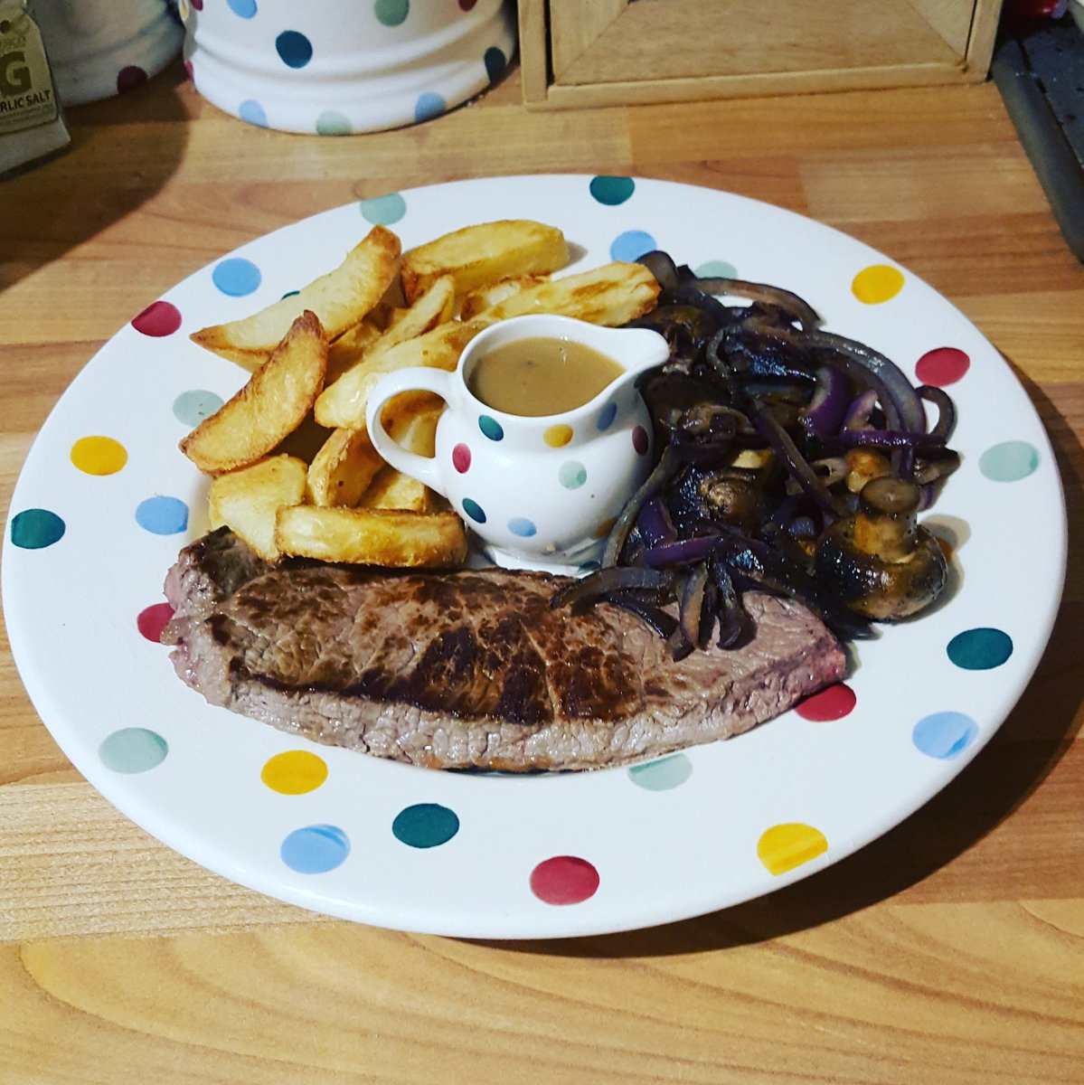 PenelopeWyperSW's tweet photo. @SlimmingWorld peppercorn sauce was on the menu tonight, served with #steakandchips, onion and garlic mushrooms! A lovely bit of #foodoptimising, nothing beats filling up on all those #freefoods and #speedfoods 
#SlimmingWorld #weightloss #fairoak #slimmingworldconsultant https://t.co/LNJ9qaqWjS