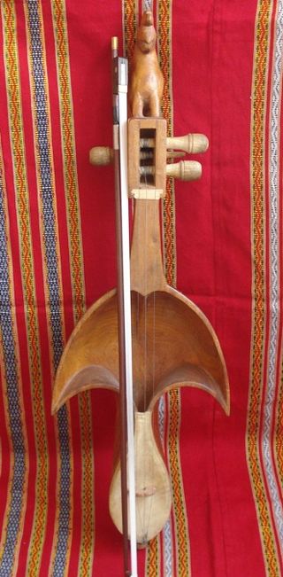  #DhodroBanam  single-string instrument used by  #Santal  #santhal tribal community belongs to the sarinda family, a type of lute with a partially open body that is covered with skin on the lower part.  #Stringinstrument