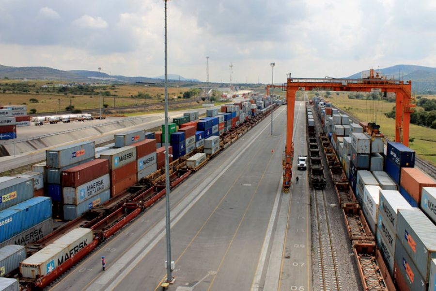 InfoTransportes's tweet photo. #Vías | El movimiento ferroviario nacional mantiene su dinamismo de enero a octubre; mueve más de 126 millones de toneladas 🚊 https://t.co/owz9FDjOqK @Ferromex @Ferrovalle_MX @AMFerrocarriles @ARTF_mx
#KCSdeMéxico #LFCD @SCT_mx https://t.co/zXwmA8UCXb