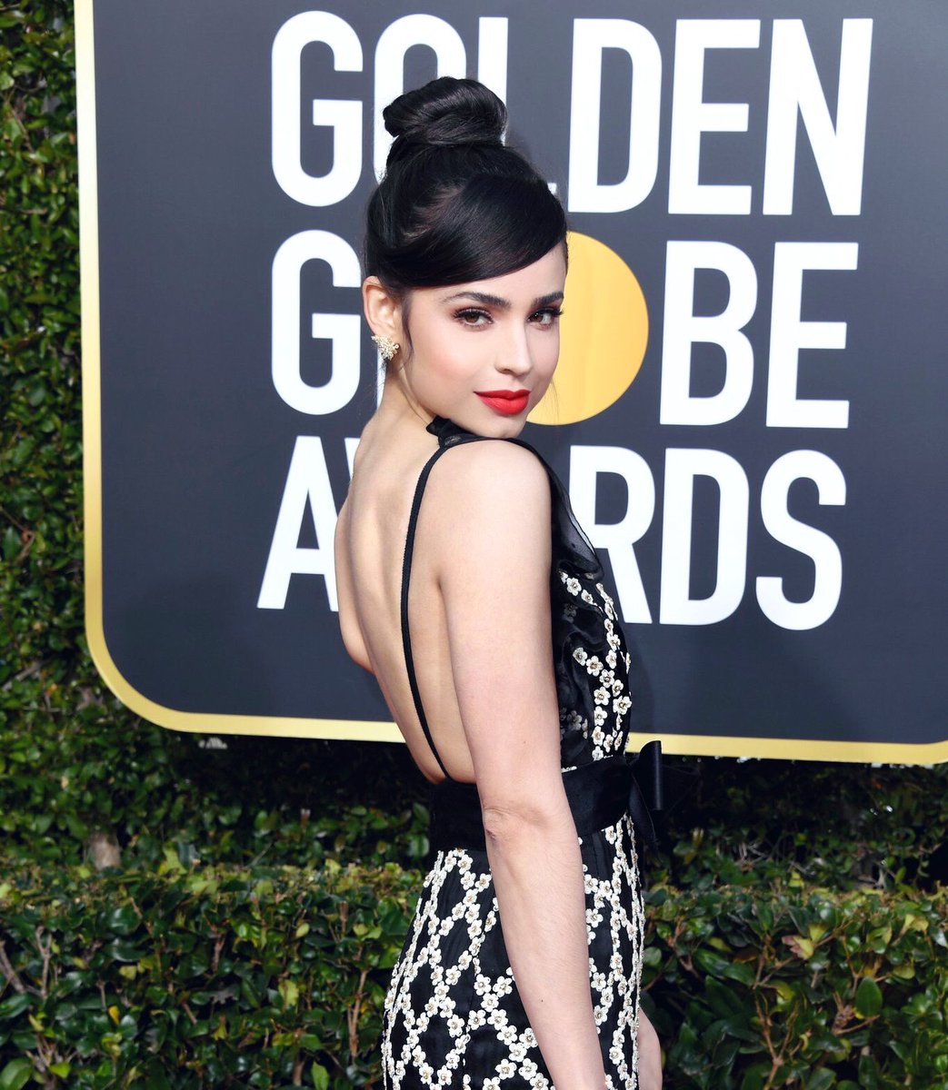 SofiaCarson's tweet photo. on a cloud pt. 2 @goldenglobes #GoldenGIobes https://t.co/nDgcGlcSjY