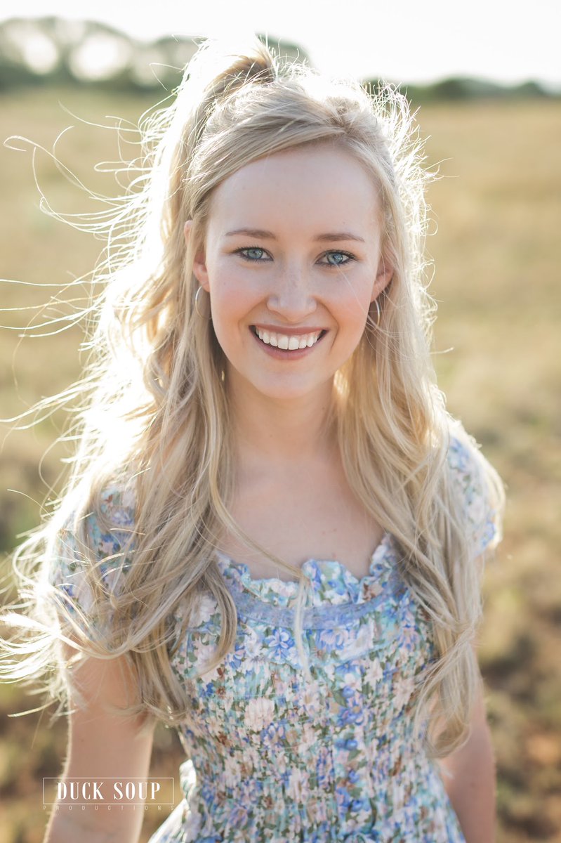 Life will only change when you become more committed to your dreams than you are to your comfort zone! Be excited for all of the good things to come! 🎞
📸 - @ducksoupweddings 
#takechances #dreams #actress #excitedforthefuture #mondaymotivation #photoshoot