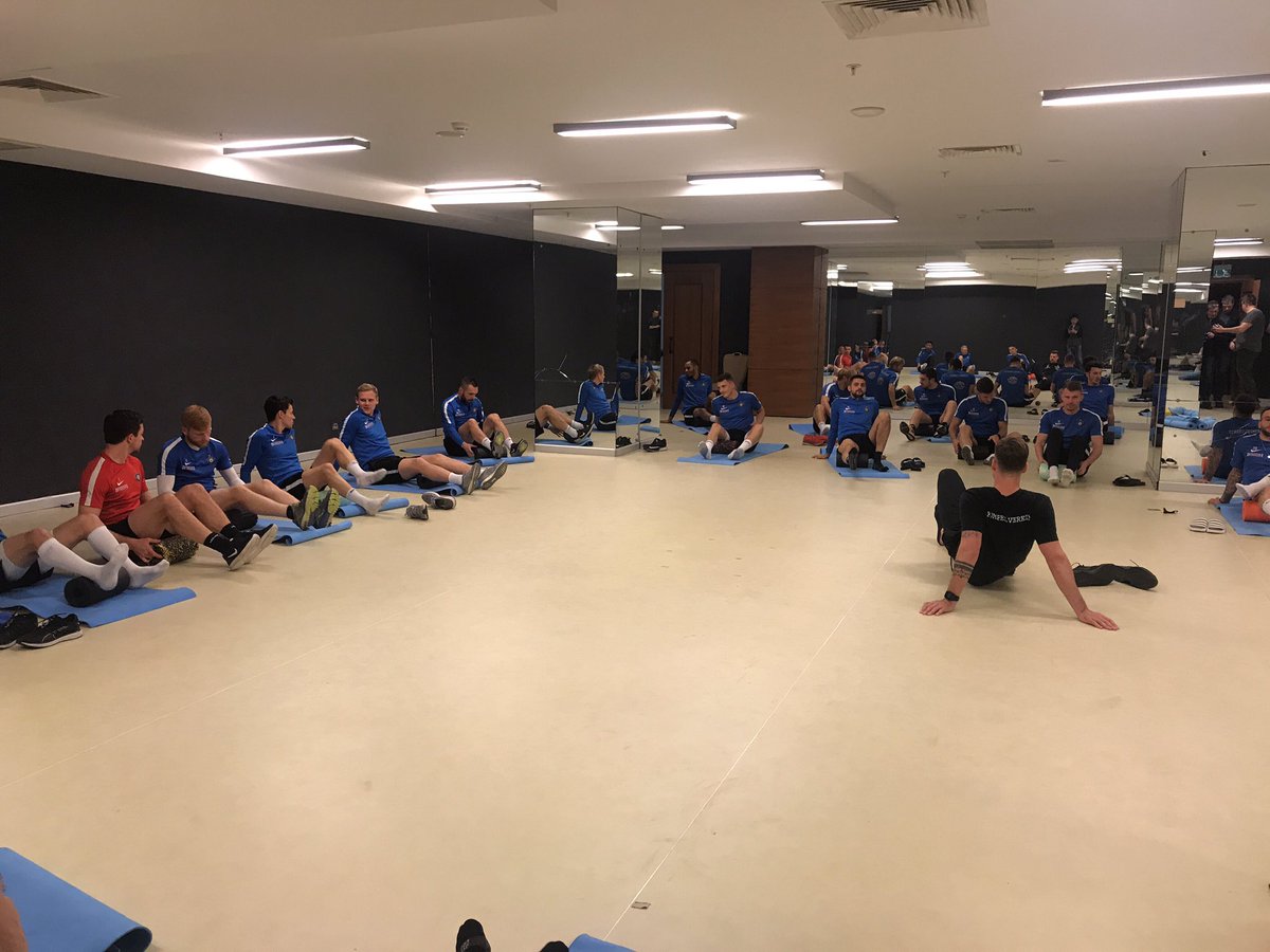 Gegen 22 Uhr Ortszeit wurde noch mit der Blackroll gearbeitet. Morgen 10 Uhr geht es dann auf den Trainingsplatz. #AueBelek2019 ⚒