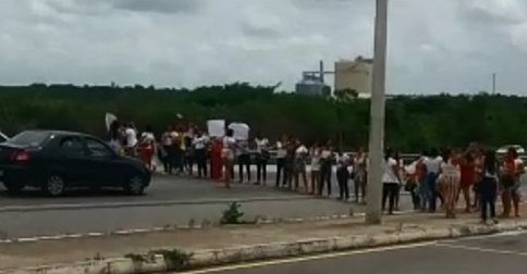 opovo's tweet photo. Esposas de detentos realizam manifestação na BR-116: https://t.co/jYlGLuOBCz https://t.co/EsgkgawO98