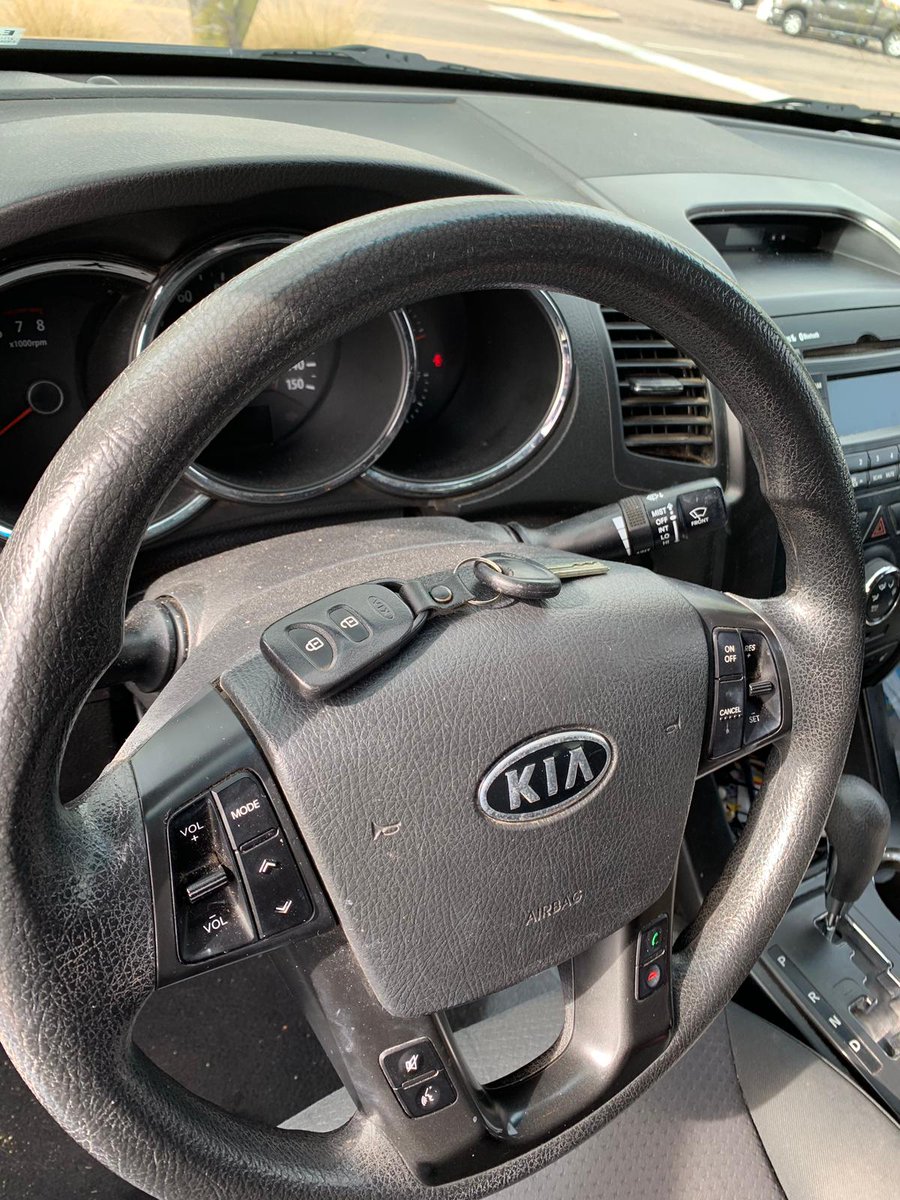 TempeLockShop's tweet photo. Kia Sorento 2012
New high-security key
New key fob
Keyless entry remote
#kia #kiasorento #keyfob #tempe #carkeys #arizona #locksmithforcars #locksmithtempe https://t.co/71VaQz4hc1
