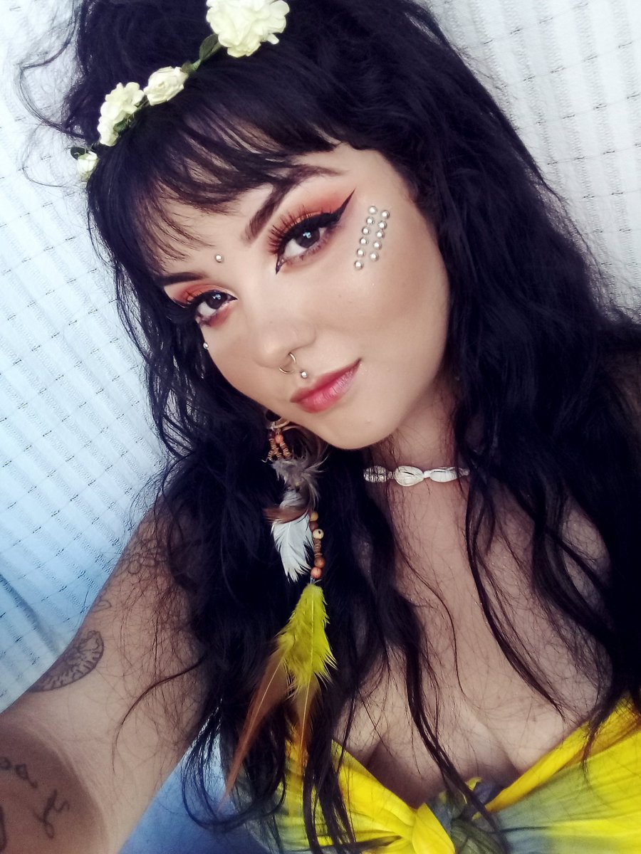 bebezimho's tweet photo. ta muito cedo pra se arrumar pro carnaval? https://t.co/JkkVfdHePp