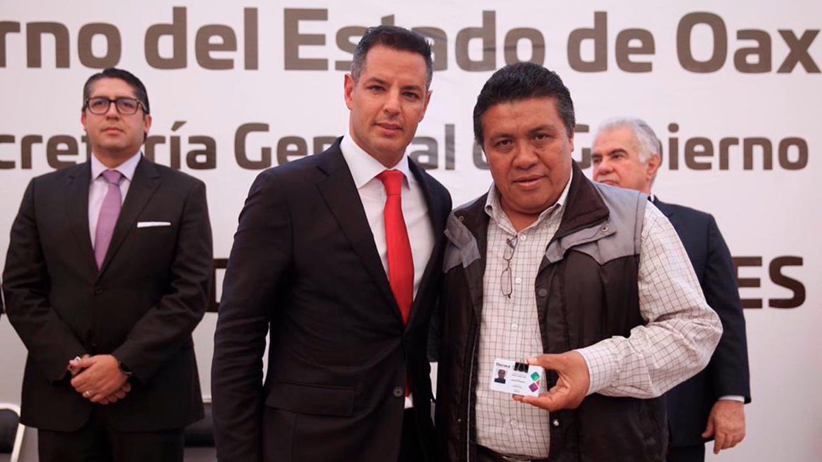alejandromurat's tweet photo. Este día realizamos la Ceremonia de Acreditación de autoridades municipales de las 8 regiones de Oaxaca, con quienes trabajaremos en equipo a favor del desarrollo de nuestro estado. Reitero el apoyo de mi administración. https://t.co/NBEE71PnFr