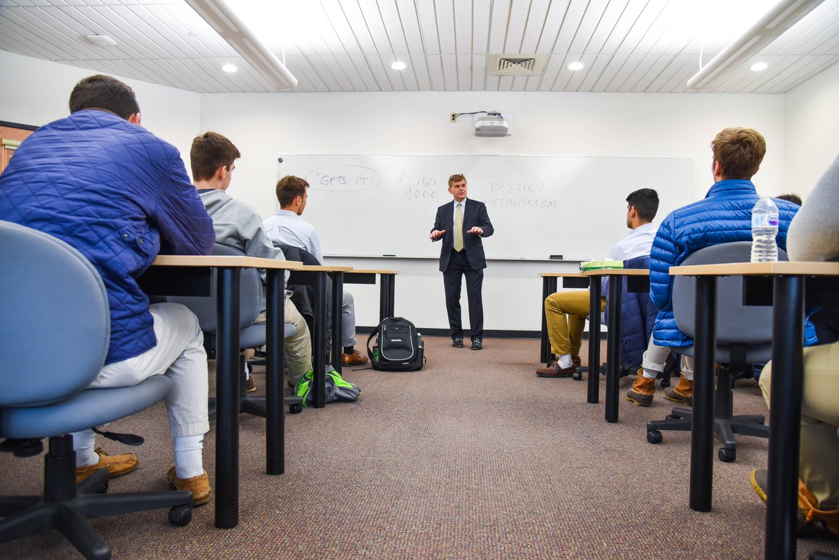 avonoldfarms's tweet photo. Ed Randall spoke to #AOFIntersession Business of Sports class about seizing opportunities and the choices he's made during his career path as a sports radio/TV personality and published author.  #WingedBeavers https://t.co/czFWvPA8Jr