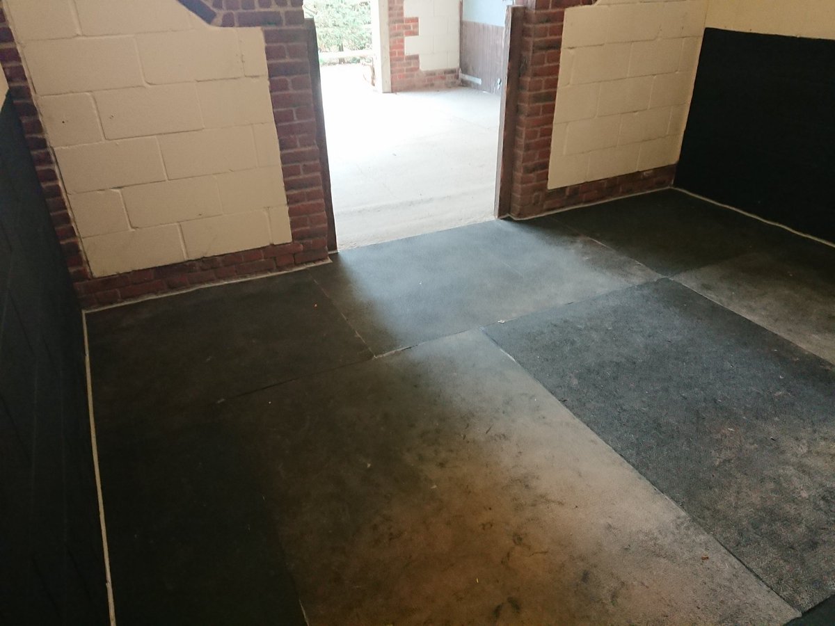 Back into the swing of things in The New Year! Chilly lift and shift just the one stable but another happy customer. Contact us and get booked into the diary!
#equestrian #HorseHour #ponyhour #stables #horses #eventing