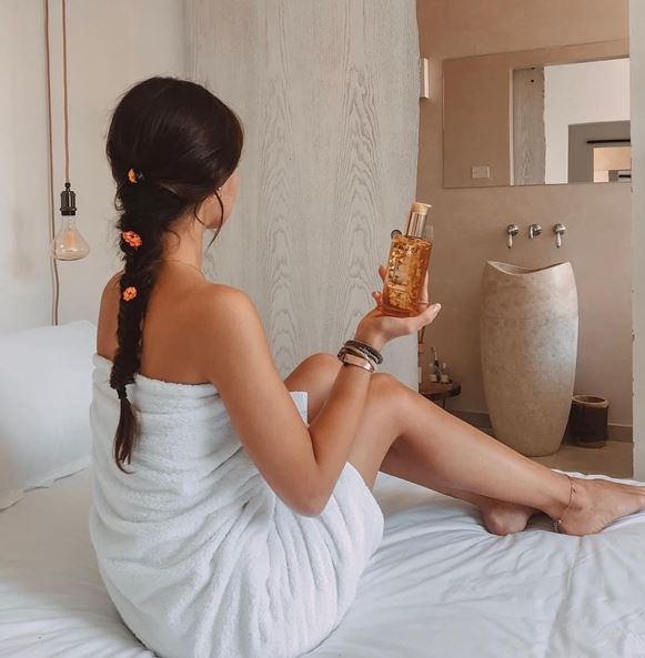 Kerastase_ES's tweet photo. Comienza la semana irradiando brillo con Elixir Ultime. ¡Dale a ❤ si lo has probado!

https://t.co/RF1nAN1kLG https://t.co/lWGgaxNyR9