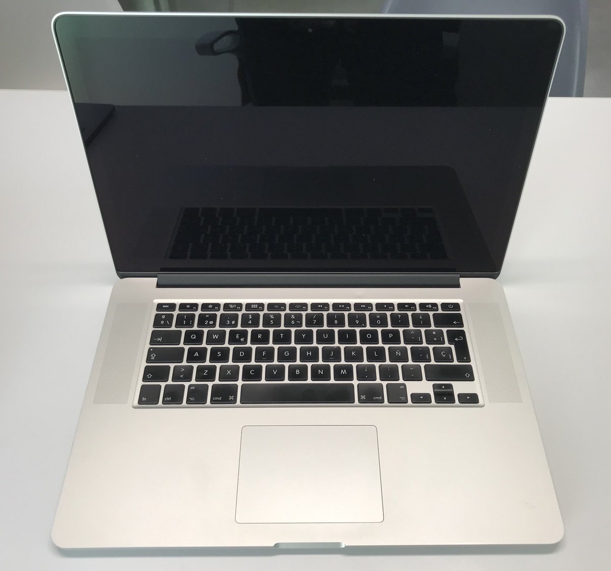 Estoy vendiendo esta Macbook pro retina 15” mid-2014. 16 gb ram, 256 gb disco sólido. No la uso, está como nueva y con pantalla nueva. Interesados por dm. Gracias