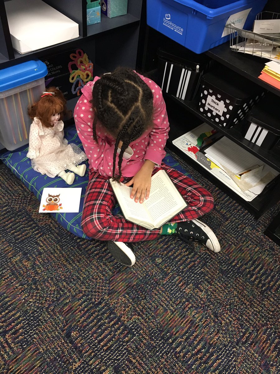 CedarHeights4th's tweet photo. It’s a good day to curl up with a good book and a cup of hot cocoa. #ClassReward#TheyAskedToRead #ATeachersDream 😊 https://t.co/9411u1CUpP