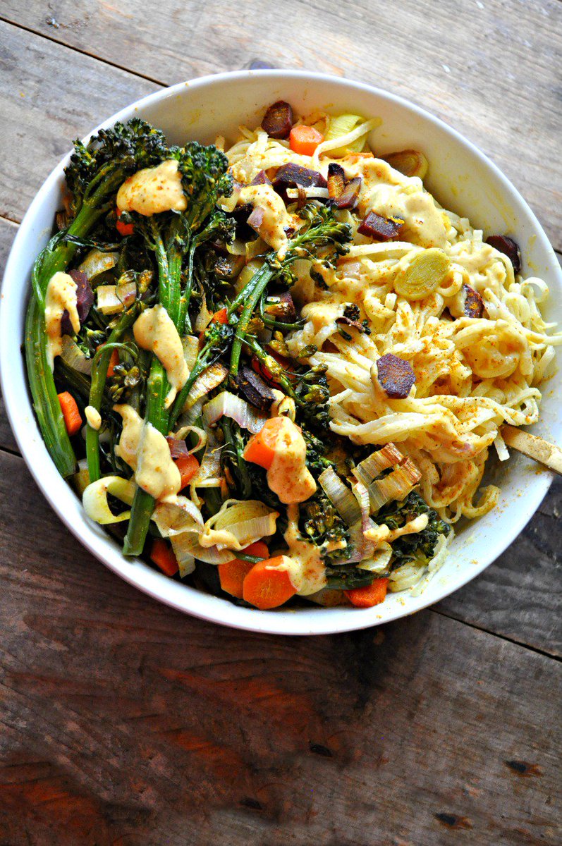 NEW #vegan Creamy Curry Noodle Bowls!💖🥣 Roasted curry veggies, creamy curry tahini sauce and rice noodles! Healthy, dreamy and comforting AF! RECIPE: rabbitandwolves.com/vegan-creamy-c…