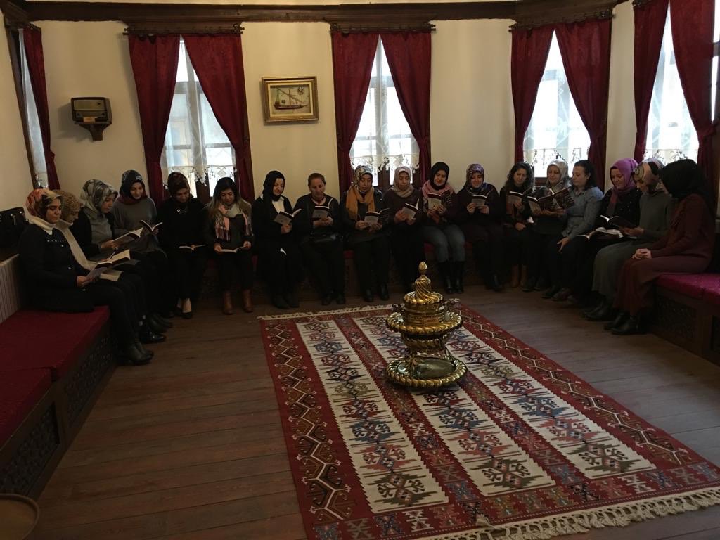 hayrunnisaavci's tweet photo. Aralık ayında #herfırsattaokuyoruz diyerek ve çok severek A.Yüksel Özemre’nin “Üslüdarda Bir Attar Dükkanı” isimli eserini okuyan 81 il kk teşkilatımız medeniyetimizin irfan örnekleri ile sohbet etme tadında  #okudüşünuygulaneticelendir dedi  @selvacam @avhamzadag @AKKADINGM https://t.co/dlet9UL1DZ