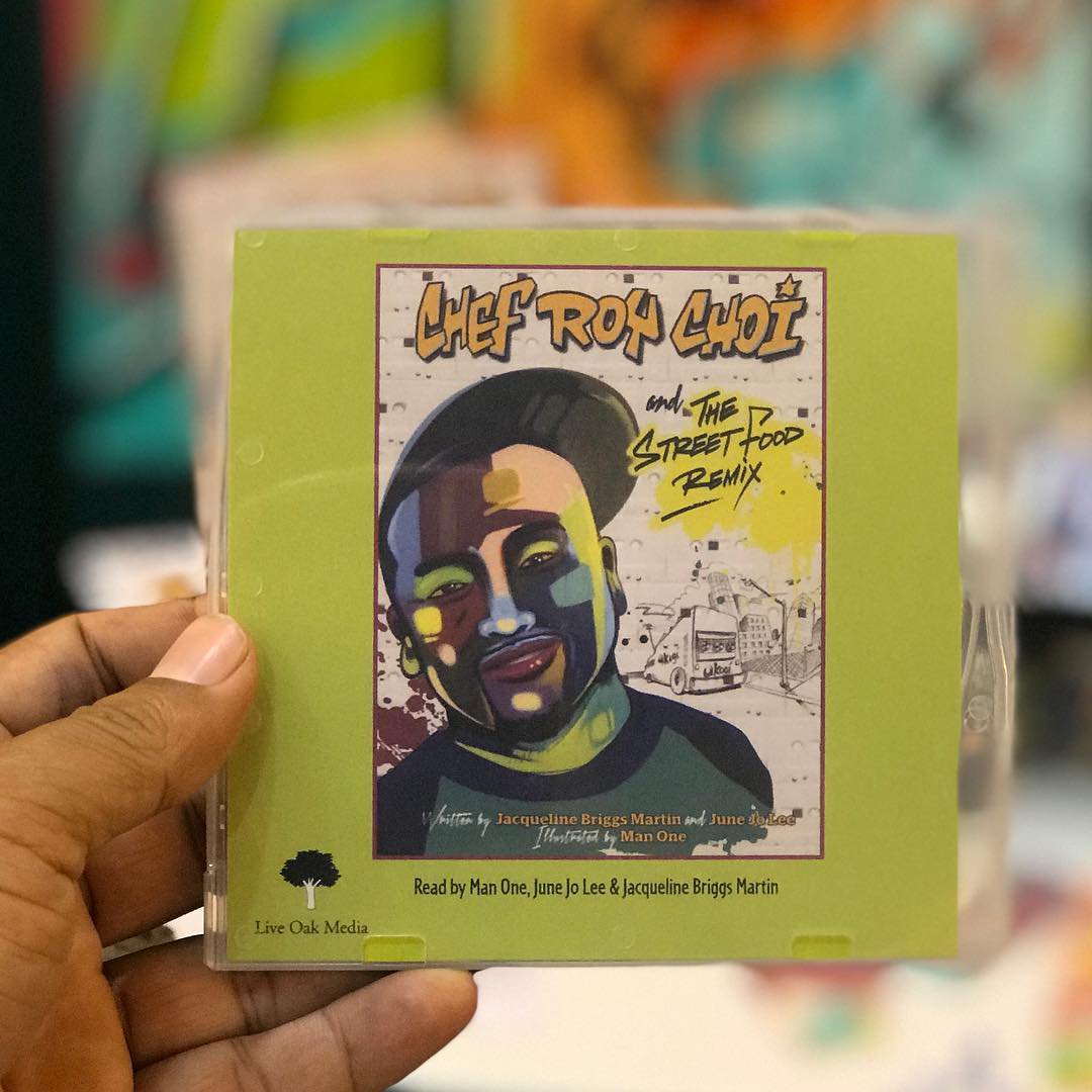 ReadersToEaters's tweet photo. A good listen! Hear the new #ChefRoyChoiAndTheStreetFoodRemix #audiobook—narratd by illustrator @ManOneArt—from @MediaLiveOak &amp;see the recent reviews https://t.co/GhSvFsu4O3 "This audiobk shares a certain awesomeness with Roy's Awesome Sauce"— @AudioFileMag #EarphonesAward winner https://t.co/6qjdrKBkpW