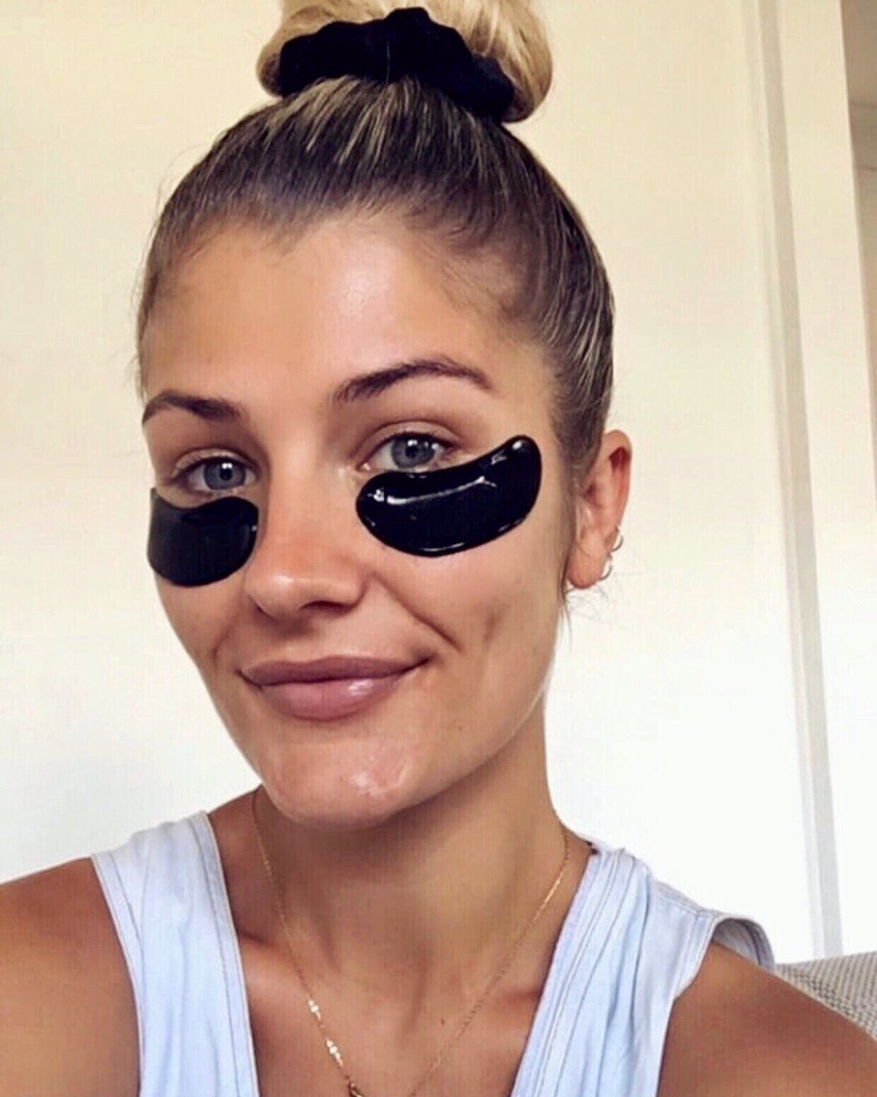 ARLOBLAK's tweet photo. Unsettled sleep 😴? My Collagen Eye Masks help to reduce puffiness, refresh 🌿 and hydrate 💦 your eye area to have you back to your babein’ self in no time 💁🏼‍♀️! #ARLOANDME 📸 @belindabw ❤️ https://t.co/i76QGyvCK7