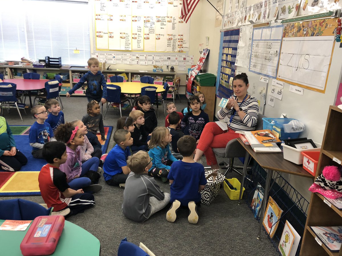 SchlegelLib's tweet photo. Just some classrooms getting some fresh reads for their classroom libraries to kickoff 👏🏼👏🏼👏🏼👏🏼👏🏼 #Readbowl19 @ReadWithMalcolm @SchlegelRoadES @WCSDProud #kidsarereading #bookaccessforall https://t.co/u5I6vEhvCg