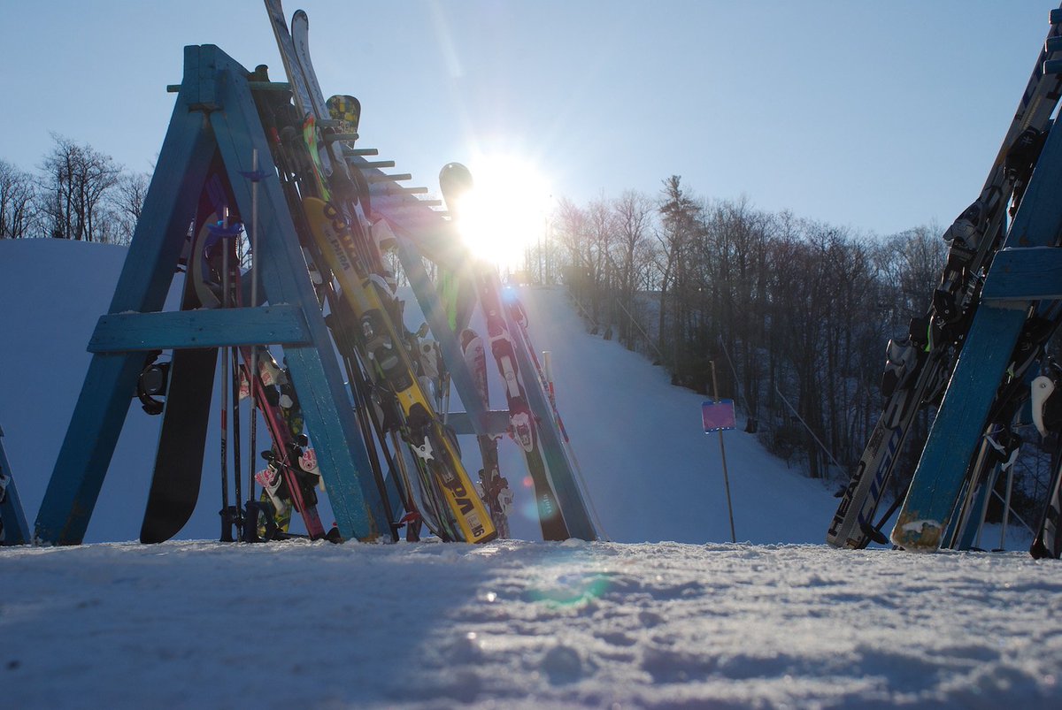 batawaskihill's tweet photo. On Jan. 19 - help us give back to @TMHFoundation! It's our Give Back Saturday event where $5 of every lift ticket sold will donated in support of #TMHF. Check out demos from @Salomonsnow and @Elan_Skis, plus help judge our Chili-Cook Off. The perfect day to head out to the Hill! https://t.co/K6WsjowdO9