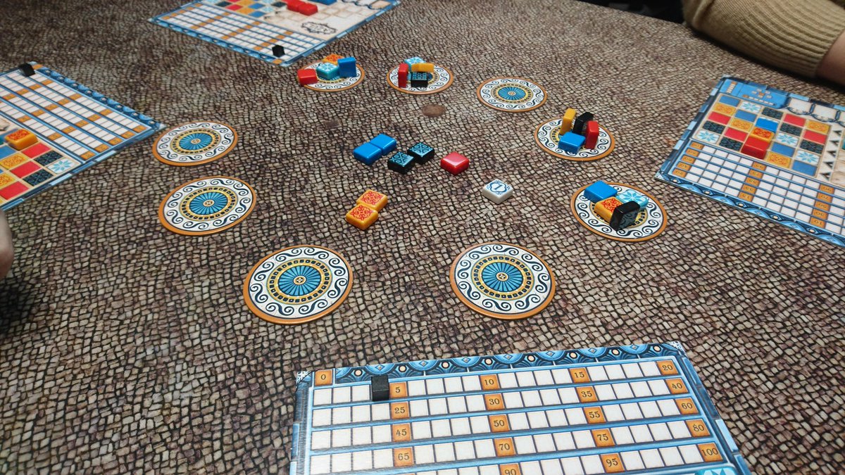 MissBayBee_de's tweet photo. Heute den öffentlichen Spieletreff dazu genutzt erneut die sprachneutralen Spiele aus der SdJ Box für den Spieltag #SpielendFürToleranz am 19.01.19 zu spielen. 
#Azul, #DejaVu, #PanicMansion und #TheMind. Dazwischen noch die obligatorische Runde #Würfelland 😉. Hat Spaß gemacht. https://t.co/byxZaWlrOC