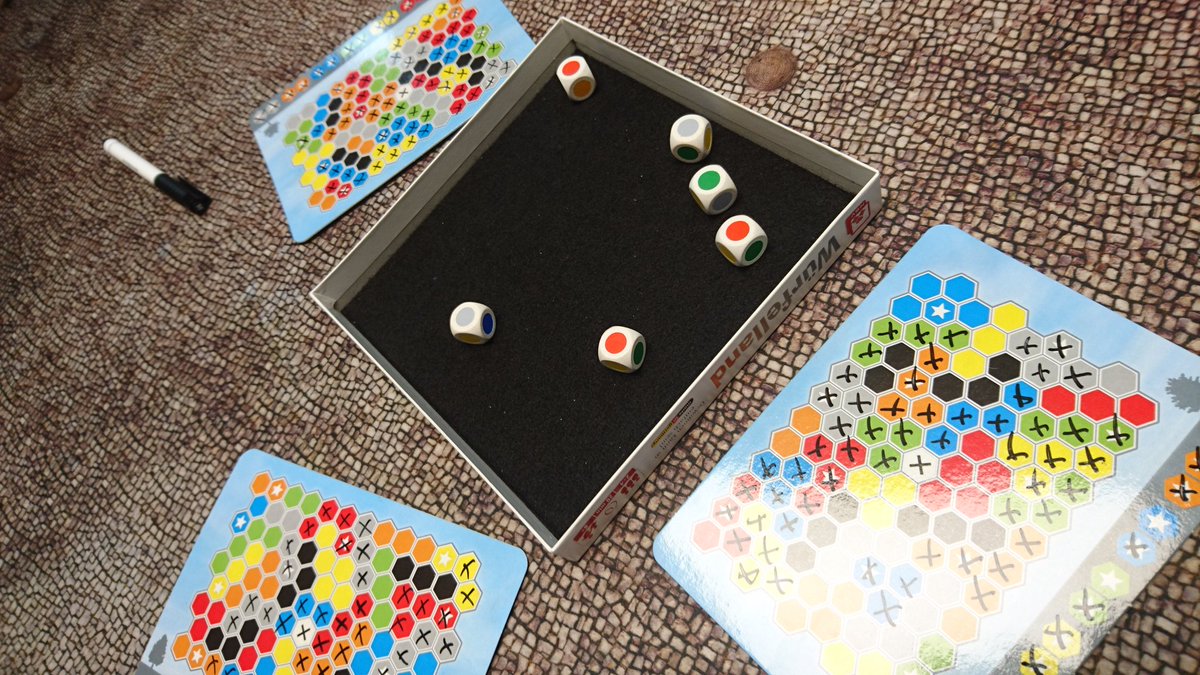 MissBayBee_de's tweet photo. Heute den öffentlichen Spieletreff dazu genutzt erneut die sprachneutralen Spiele aus der SdJ Box für den Spieltag #SpielendFürToleranz am 19.01.19 zu spielen. 
#Azul, #DejaVu, #PanicMansion und #TheMind. Dazwischen noch die obligatorische Runde #Würfelland 😉. Hat Spaß gemacht. https://t.co/byxZaWlrOC