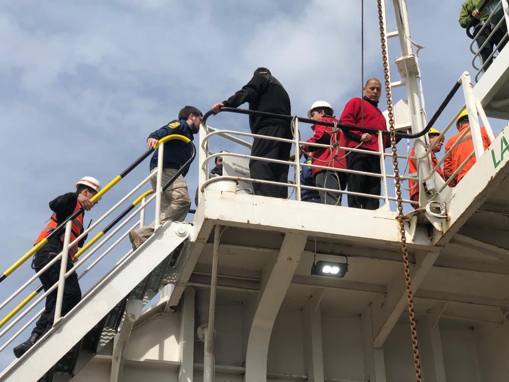 Puerto Natales: Detectives de la Brigada Antinarcóticos y Contra el Crimen Organizado se encuentran en el Ferry Evangelistas procedente de #PuertoMontt, con el fin de evitar el ingreso de sustancias ilícitas a #Magallanes.🕵🏻‍♂️🐕 #InvestigarEstáEnNuestroADN