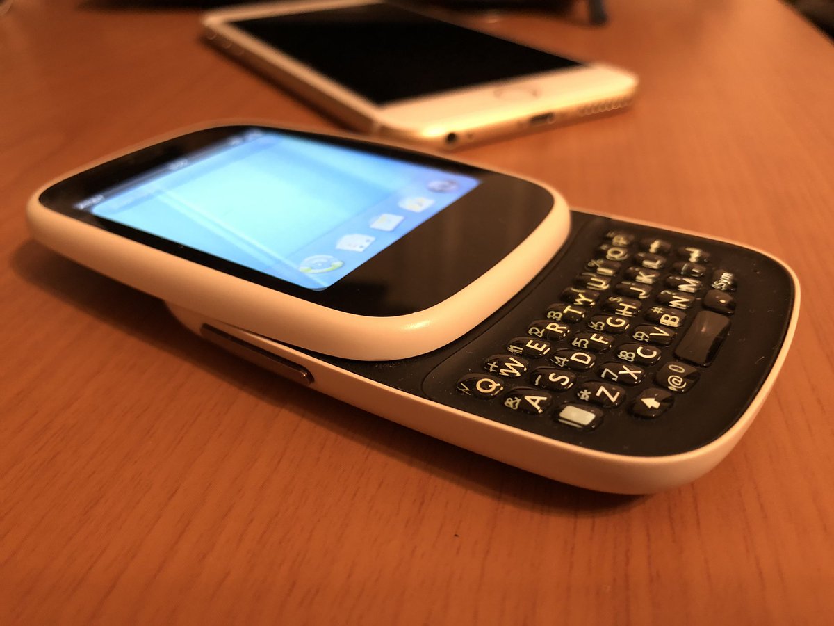 wxTV_'s tweet photo. tiny 😍 kinda sad the speaker grill is peeling off though  #veer #webos #hp #palm #webosforever https://t.co/rZylPx2H4H