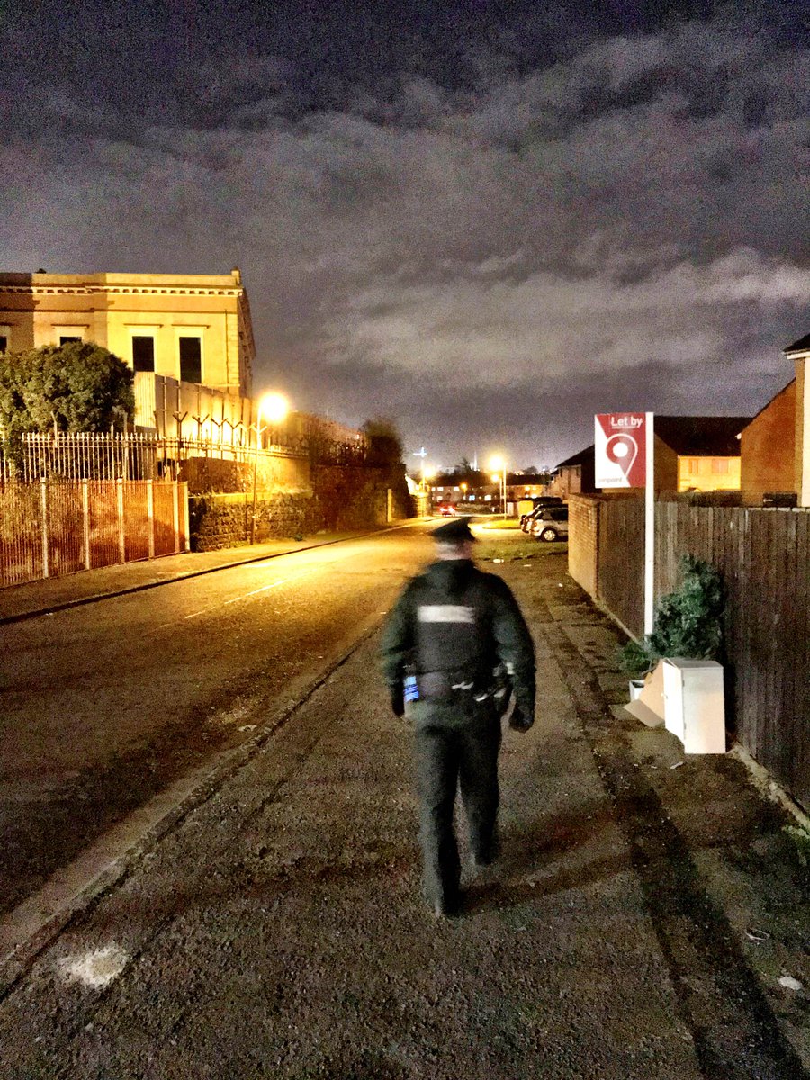 PSNIBelfastN's tweet photo. Court North NPT Officers on the beat in #LowerShankill this evening. Locals all in good form. Dog walkers everywhere!!! ๐ถ#reassurance #yousaywedid SgtW ๐ฎ๐ปโโ๏ธ๐๐ป https://t.co/MTBKrQtNfu