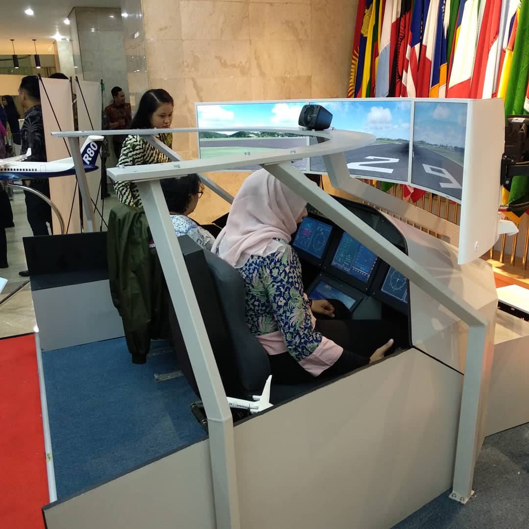 PrayogaLim's tweet photo. Simulator pesawat R-80 di booth Amerop PPTM 2019.
Mantul!!!
#PPTM2019 #IniDiplomasi #R80 #flightsimulator #pilotwannabe https://t.co/oy3bFftel2