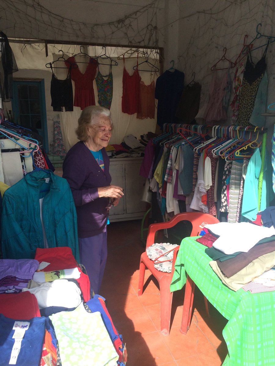 bonitachinga's tweet photo. Morras de Ags; si quieren comprar ropa de paca en ig o fb, considérenla a ell, iba pasando y llegué a comprar algo para mi novia y se puso muy feliz hasta lloró y me pidió que la recomendara, necesita dinero para medicinas:(( https://t.co/5L4n9DH7pZ
