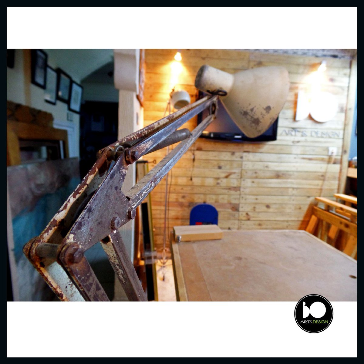 Welcome to everyone! It's where I spent moments of reflection, inspiration &amp; #creation , whether it's work projects or just for my  passion for art and design! Some pictures of  workshop!
.
#workshop #reclaimed #wood #woodideas #boartanddesign #boartetdesign #art #design #wall