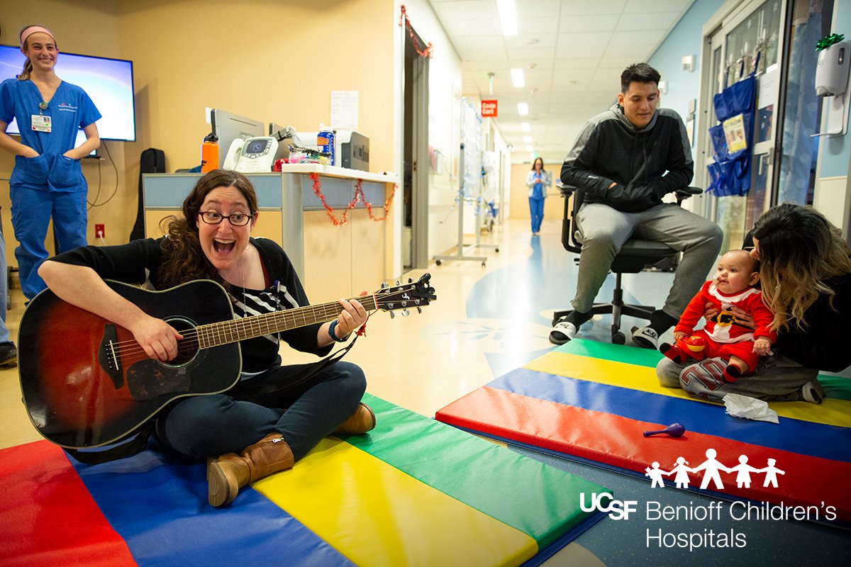 UCSFChildrens's tweet photo. We have a new music group for babies in our Pediatric Intensive Care Unit! The group helps hospitalized infants develop new skills—and gives families a chance to socialize with each other! 🎶 #MusicTherapy https://t.co/jQlyDXefcU
