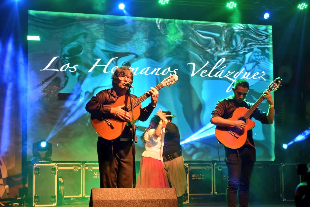 insturchaco's tweet photo. 👉 #PuertoTirolEsChamame 🎵

📲 La presidenta de @turismochaco @MoraDicembrino junto al vicegobernador @mdcapitanich, de @SecGobierChaco @mali_serrano y autoridades presentes en el cierre de los 15 años del Festival Nacional Taninero y 8º Fiesta Provincial del #Chamamé. 👇🎶 https://t.co/w6sPhTQ85R