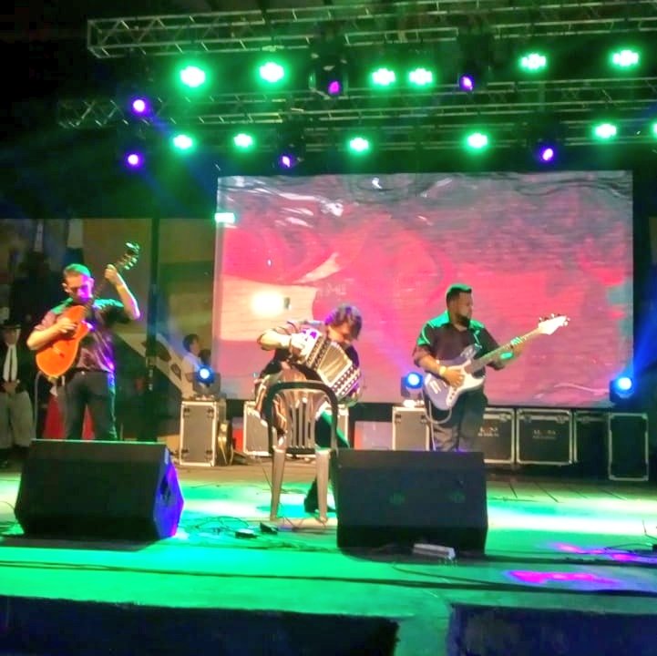 insturchaco's tweet photo. 👉 #PuertoTirolEsChamame 🎵

📲 La presidenta de @turismochaco @MoraDicembrino junto al vicegobernador @mdcapitanich, de @SecGobierChaco @mali_serrano y autoridades presentes en el cierre de los 15 años del Festival Nacional Taninero y 8º Fiesta Provincial del #Chamamé. 👇🎶 https://t.co/w6sPhTQ85R