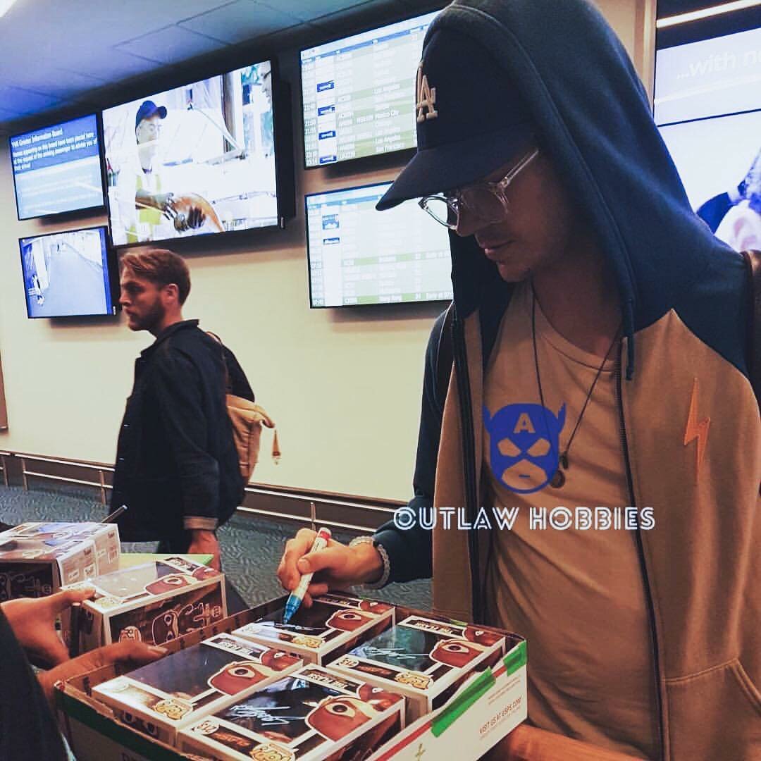 hollyanderson30's tweet photo. Grant Gustin arriving back to Vancouver last night! 

Via-@OutlawHobbies 

#grantgustin #TheFlash https://t.co/YMfjicFuwc
