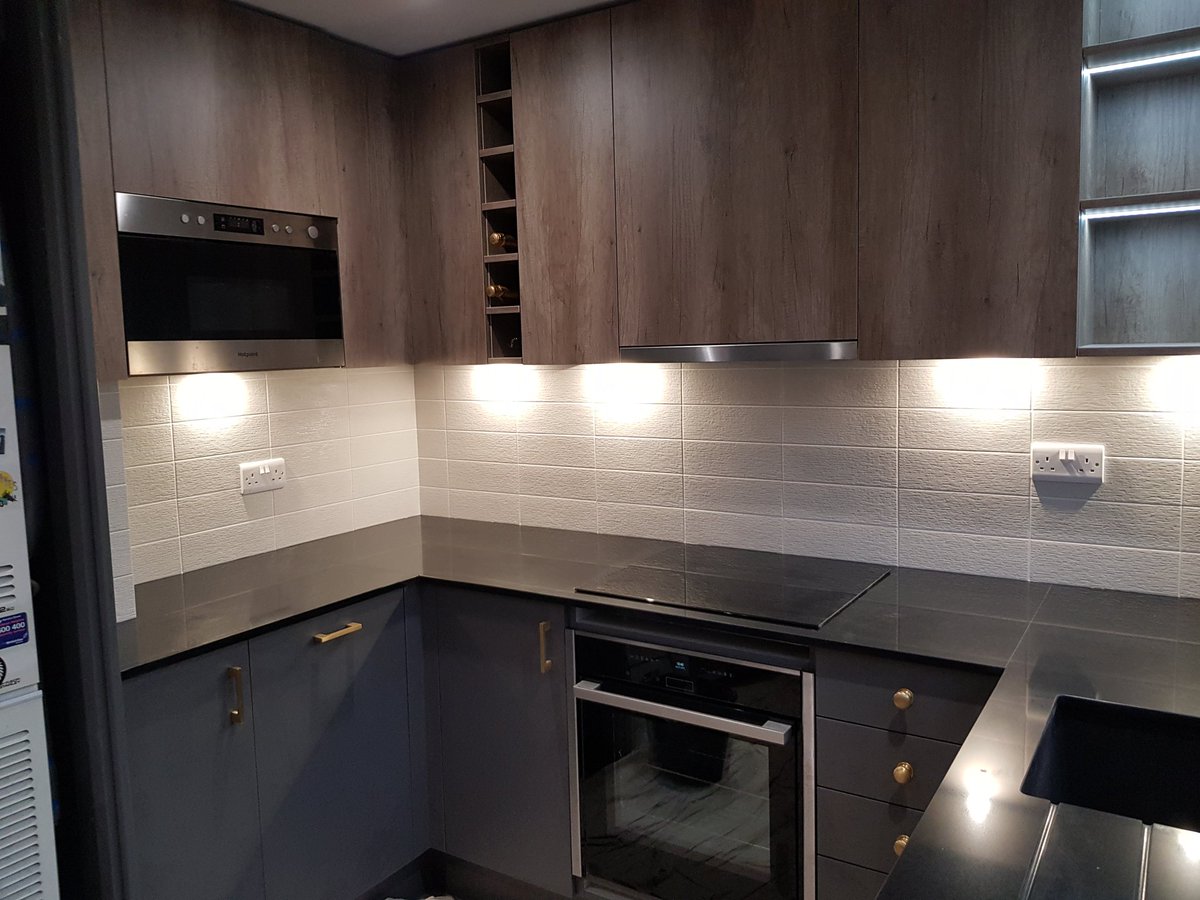 SJEdwards8's tweet image. Kitchen walls today, makes a change from all the brick bond. #tiling #kerakoll  #simplebuteffective