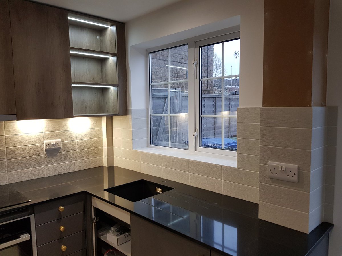 SJEdwards8's tweet image. Kitchen walls today, makes a change from all the brick bond. #tiling #kerakoll  #simplebuteffective