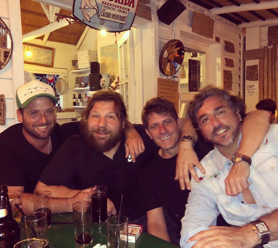 castrito81's tweet photo. Momento #karaoke!
Eravamo 4 amici al bar... ๐ถ ๐ค๐ถ ...e poi??!!!
#calidadinsuperable https://t.co/2BV5Kazf9B