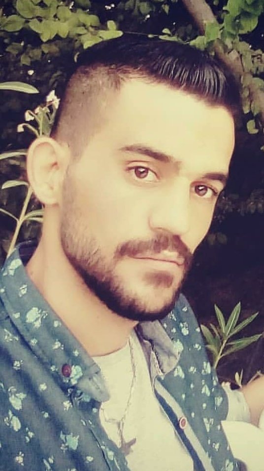 aphreh's tweet photo. متاسفانه باخبر شدم که ساعاتی پیش ده مامور شبانه ساعت دوازده و نیم شب به منزل پدری محمود رضایی (آرشام) فعال مدنی یورش بردند و ضمن بازرسی از منزل ایشان را با خود بردند.
#آرشام_رضایی
#محمود_رضایی
#فعال_مدنی #زندانی_سیاسی #صدای_بیصدایان https://t.co/xcG3CB8TJ5
