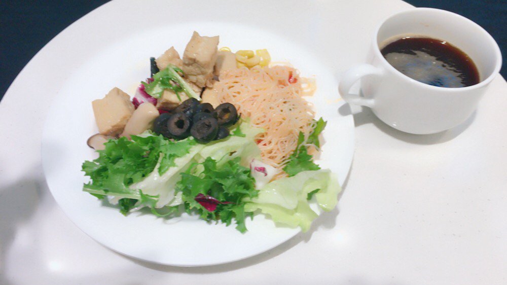 tra_pulpitos's tweet image. 새로 연 뒤로 찾아가지 못했던 인천공항의 스카이허브 라운지, 공항이 식사하기 편한 이유가 여럿 있는데 어쨌든 채식 선택의 폭이 넓어진다는 점이 크다.